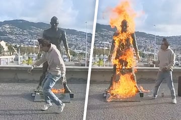 Mann zündet Ronaldo-Statue an und tanzt wild vor brennendem Fußball-Star