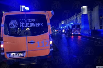 Berlin: Person wird aus Spree gerettet - Feuerwehr mit Großaufgebot vor Ort!