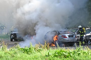 Hamburg: Mercedes geht in Hamburg in Flammen auf