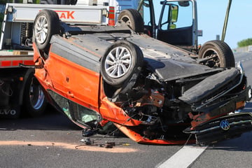 Unfall A7: VW überschlägt sich auf Autobahn im Norden: Drei Menschen teils schwer verletzt