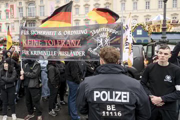 Flaschenwürfe bei Rechtsextremen-Demo: Neonazis ziehen durch Berlin-Mitte