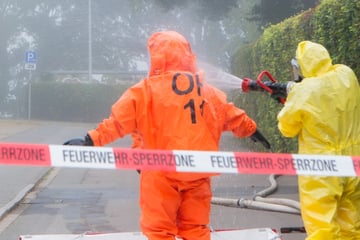 Giftiges Gas tritt in Schwimmbad aus! Spezialkräfte im Einsatz