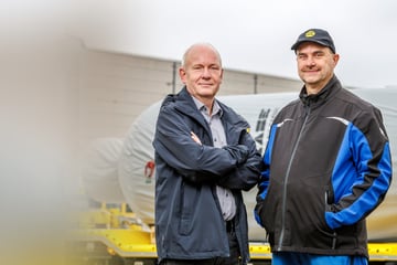 In Sachsen gebaut: Riesen-Schnapsflasche wird zum Wahrzeichen im Westen