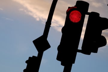 Ampel fällt auf Fußgängerin: Drei Verletzte nach Crash in Magdeburg