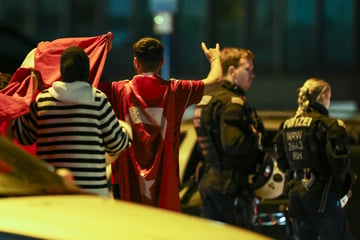 Fanmeile Berlin: Türkische und niederländische Fans gehen aufeinander los!