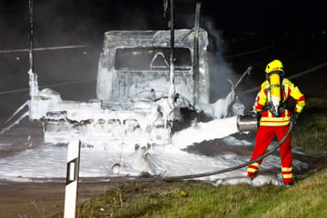 Laster fackelt lichterloh auf A73: Autobahn stundenlang dicht