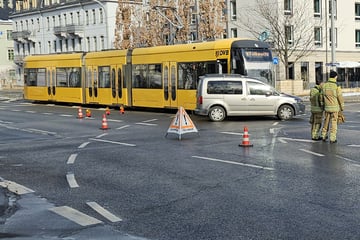 Ausgerechnet am Demo-Tag: Unfall zwischen Van und Straßenbahn - Umleitung!