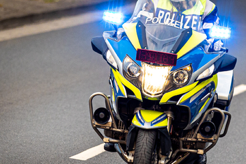 Einsatzfahrt endet tragisch: Motorradpolizist kracht in Auto und verletzt sich schwer