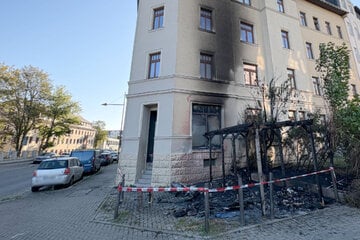 Chemnitz: Mülltonnen-Brand in Chemnitz: Hausfassade und Fahrzeug beschädigt