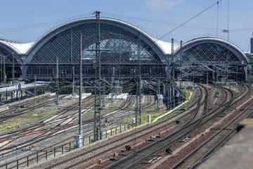 Dresden: Peinlich-Panne in Dresden: Fahrgäste wollen nach Tschechien, doch Zug fährt ohne sie ab!