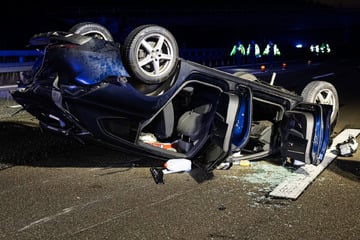 Unfall A3: Audi A6 überholt auf Autobahn rechts und verursacht schweren Unfall: Fahrer flüchtet