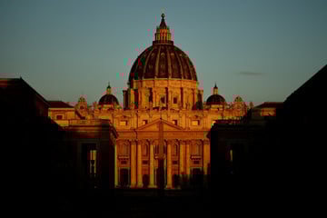 Conclave kicks off at Vatican as cardinals gather to elect new pope