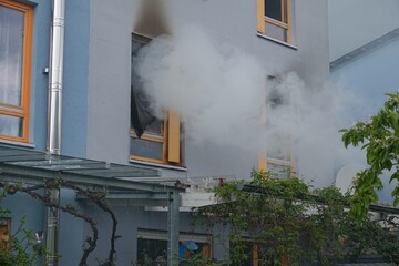 Dresden: Flammen in Hellerau: Feuerwehr bekämpft Brand in Reihenendhaus