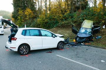 Autos krachen frontal ineinander: Bundesstraße voll gesperrt