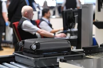 Gepäckkontrolle am Flughafen in Köln: Polizei stellt "Affenfaust" sicher