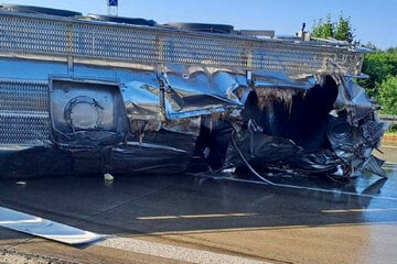Unfall A2: A2 teils noch immer gesperrt: Laster verliert nach Unfall Speiseöl