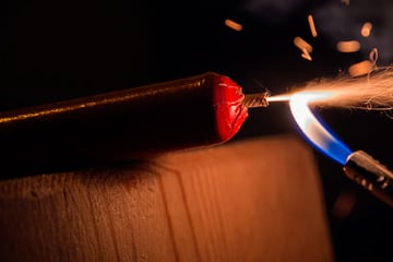 Männer wollen mit Böller Zigarettenautomat sprengen, einer wird schwerst verletzt