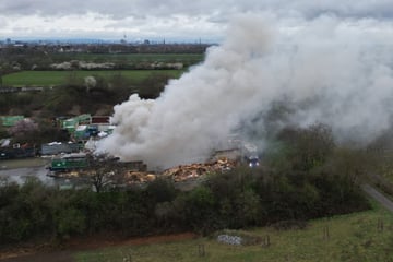 Massive Rauchentwicklung: Brennender Müllhaufen auf Firmengelände in Edingen-Neckarhausen