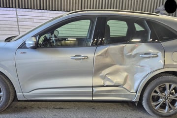 Blaulicht-Einsatz endet mit Crash: Krankenwagen kollidiert mit Ford