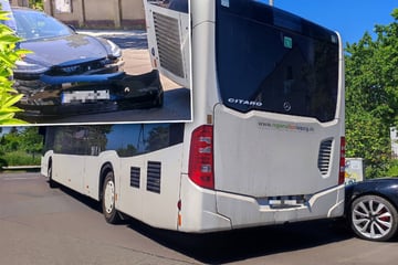 Linienbus reißt in Leipzig geparktem Auto Stoßstange ab