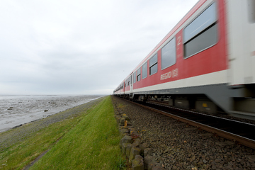 Zugverkehr auf Insel lahmgelegt! Mann läuft zu Fuß über Gleise nach Sylt
