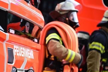 Feuerwehr rettet 86-Jährige aus brennendem Haus: 700.000 Euro Schaden
