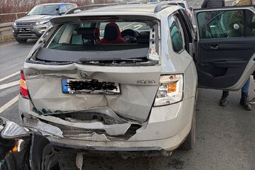 Senior kracht in wartende Autos: Zwei Kinder bei Unfall verletzt