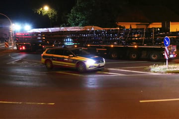 Schwerlasttransport steckt fest und blockiert Kreuzung
