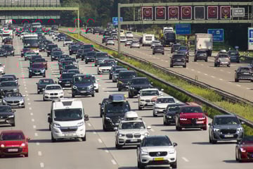 Chaos auf der A8: Lkw fährt in Graben, Autobahn bis Nachmittag blockiert