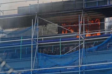 Dresden: Feuer auf Baustelle für Fröbelhöfe: Löscharbeiten bis in die Nacht