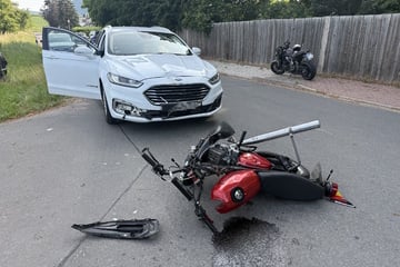 Frontalcrash mit Ford: 17-Jähriger wird in Straßengraben geschleudert