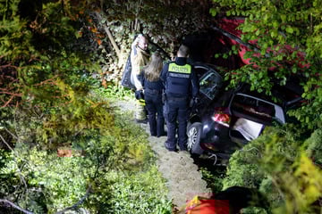 Auto stürzt zehn Meter Abhang hinunter: Zwei Schwerverletzte