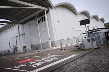Hamburg: Messehalle wird zur Notunterkunft: Erste Flüchtlinge ziehen ein