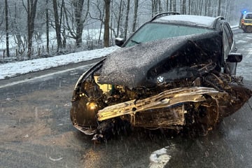 Doppelter Frontal-Crash mit acht Verletzten, darunter fünfköpfige Familie