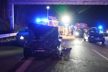 Unfall A81: Fünf Autos kollidieren auf A81: Elf Personen teils schwerst verletzt!