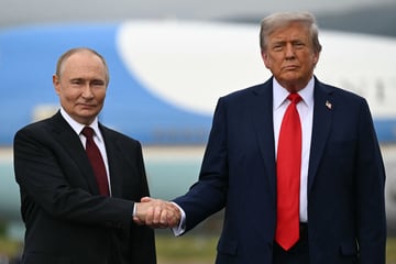 Ukraine-Krieg: Treffen in Alaska - Putin und Trump schütteln sich die Hand