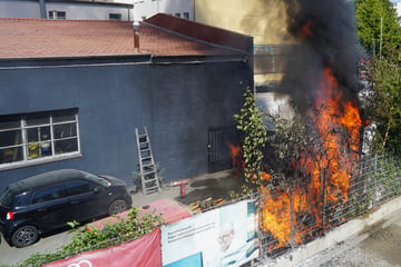 Hamburg: Brand auf Werkstatt-Gelände! Feuerwehr im Einsatz, eine Person verletzt