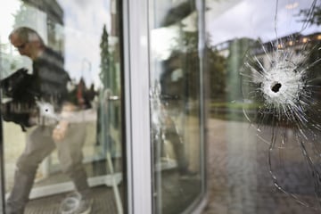 Mindestens zehn Schüsse: Mitarbeiter entdeckt Löcher in Verlagsgebäude