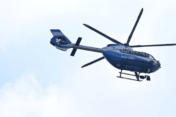 Der Mercedes -Fahrer verschwindet auf der Landstraße nach Absturz: Hubschrauber sucht Suchanfragen