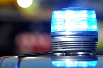 Frankfurt: Halsbrecherisch! Duo rast Polizei davon, Fahrer rammt bei Flucht mehrere Autos