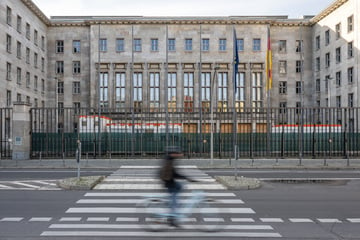 Berlin: Herrenloser Koffer am Finanzministerium: Sprengstoff-Experten im Einsatz!