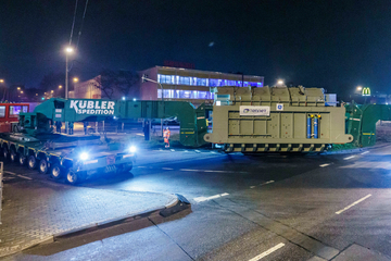 Frankfurt: Hunderte Tonnen schwer, mehr als 70 Meter lang: Transformator durch Frankfurt transportiert