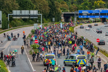 Gegen zehnspurigen A5-Ausbau: Rund 4000 Menschen demonstrieren auf Autobahn