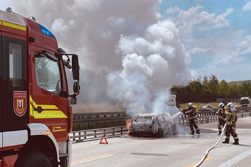 Unfall A4: Flammen auf der A4 bei Dresden: Citroën brennt lichterloh
