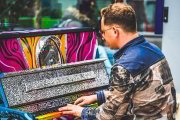 Leipzig: Überraschende Aktion in Leipzig: "The Voice of Germany"-Gewinner spielt am Hauptbahnhof