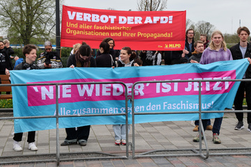 "Nie wieder ist jetzt": Hunderte demonstrieren gegen AfD-Infostand