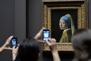 How does Vermeer's iconic Girl with a Pearl Earring painting hack the human brain?