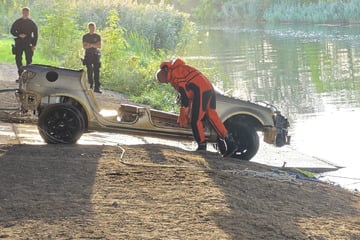 Autowrack aus Kanal gefischt: Neue Erkenntnisse führen Polizei ins Vereinigte Königreich