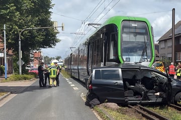 Stadtbahn schleift Auto mit: Fünf Verletzte, darunter Kinder