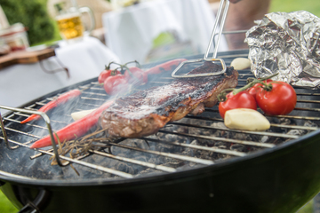 Beim Angrillen Finger weg von Brennspiritus: Tipps zum Start in die Grillsaison
